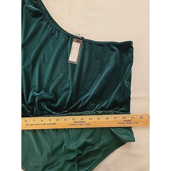 NWT Pretty Little Things One Shoulder Velvet Bodysuit Emerald Green Size 24 - Picture 9 of 10